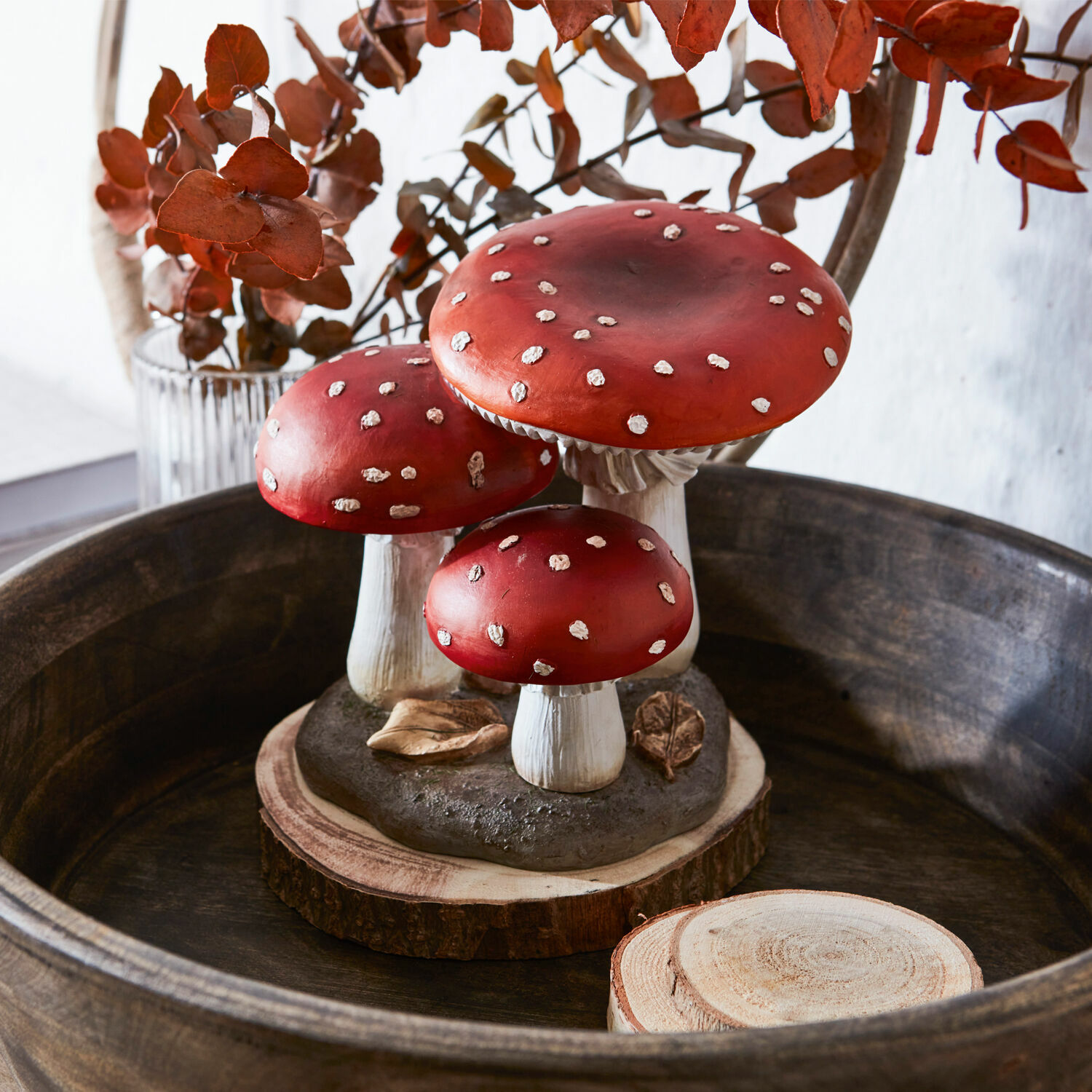 Deko-Pilz Lupton Dekorative rote Fliegenpilze mit weissen Punkten auf Holzsockel für herbstliche Wohnraumgestaltung