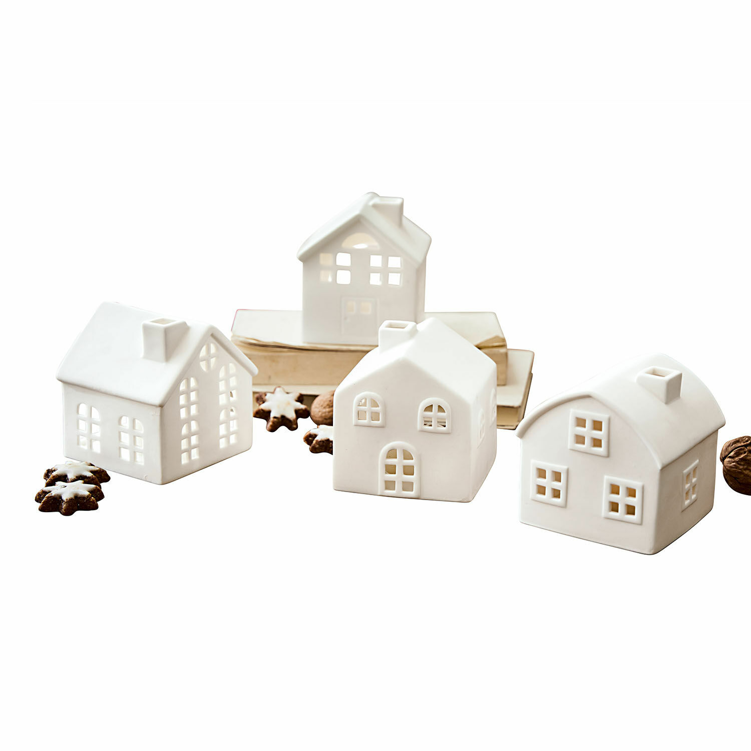 Windlicht 4er Set Country Weisse Keramikhäuser mit Lichtöffnungen, weihnachtliche Dekoration mit Lebkuchen und Nüssen