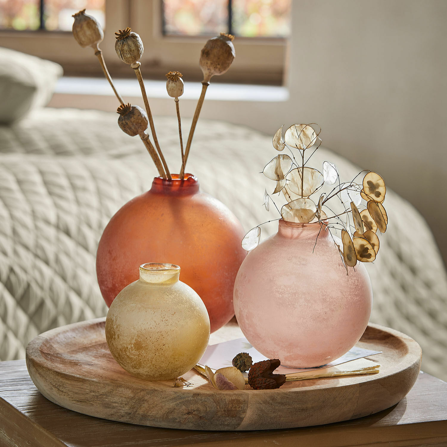 Vase 3er Set Imbrianno Drei matte Glasvasen in Orange, Rosa und Gelb auf einem Holztablett mit getrockneten Blumen dekoriert
