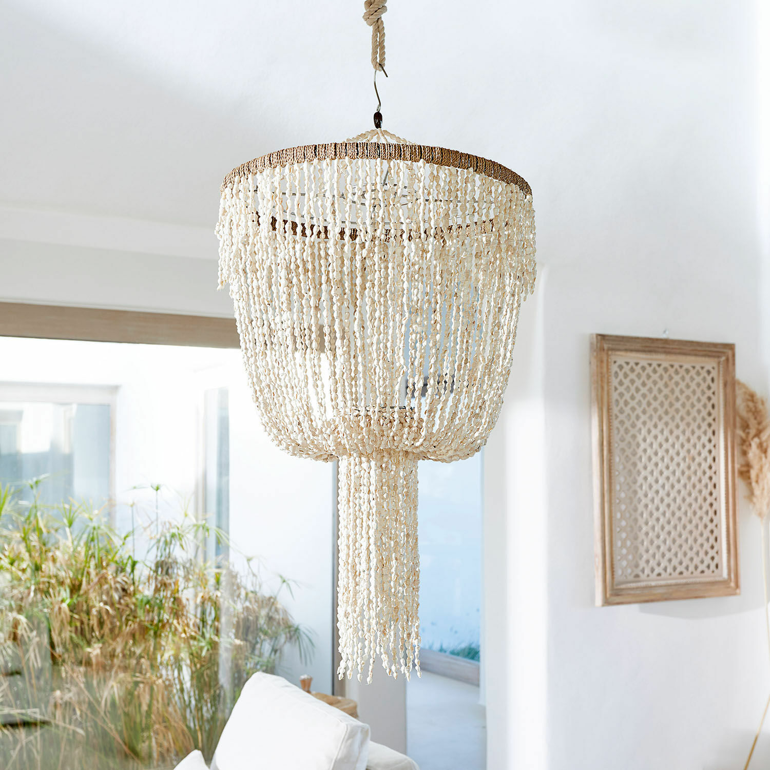 Lampenschirm Trétudans Hängelampe aus natürlichen Muscheln in Creme für Boho-Innenraumdekoration