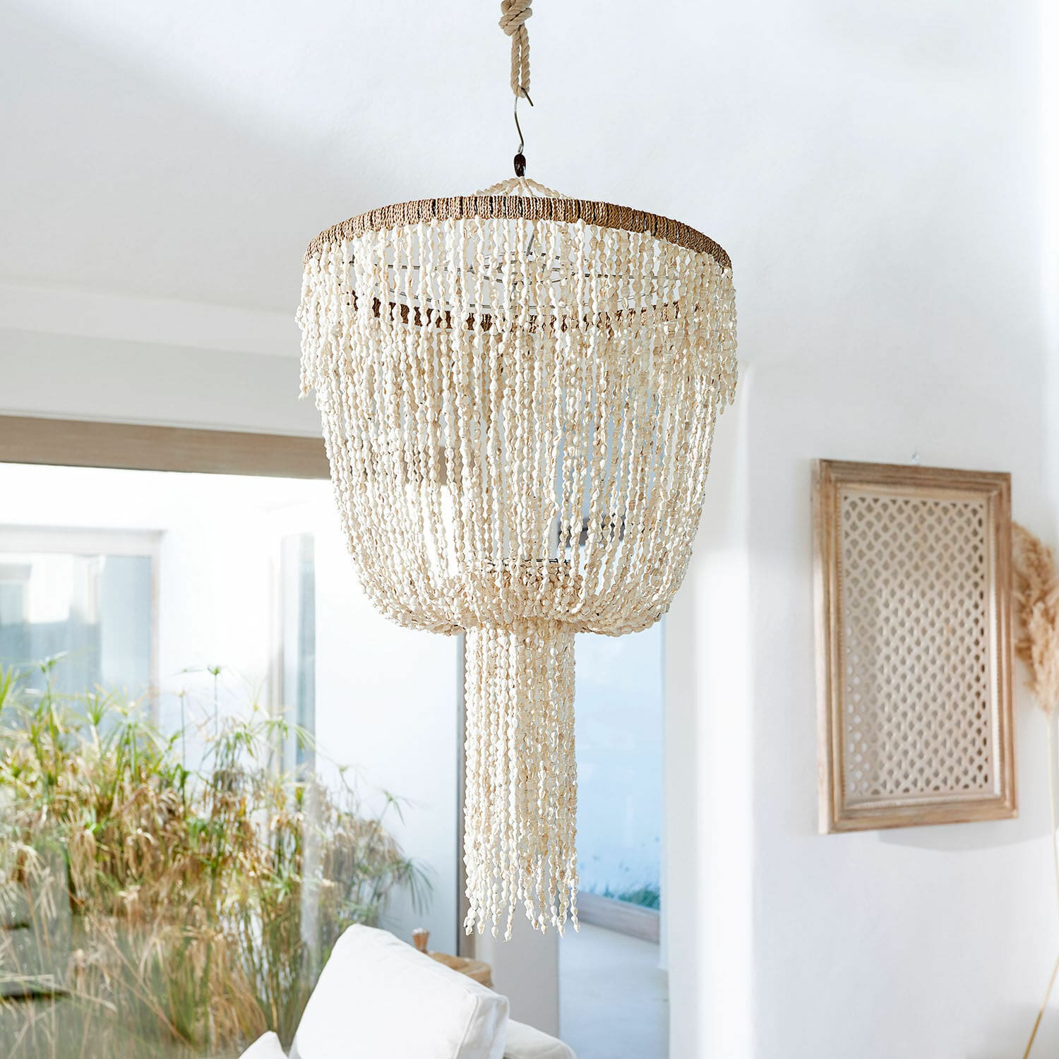Lampenschirm Trétudans Hängelampe aus natürlichen Muscheln in Creme für Boho-Innenraumdekoration