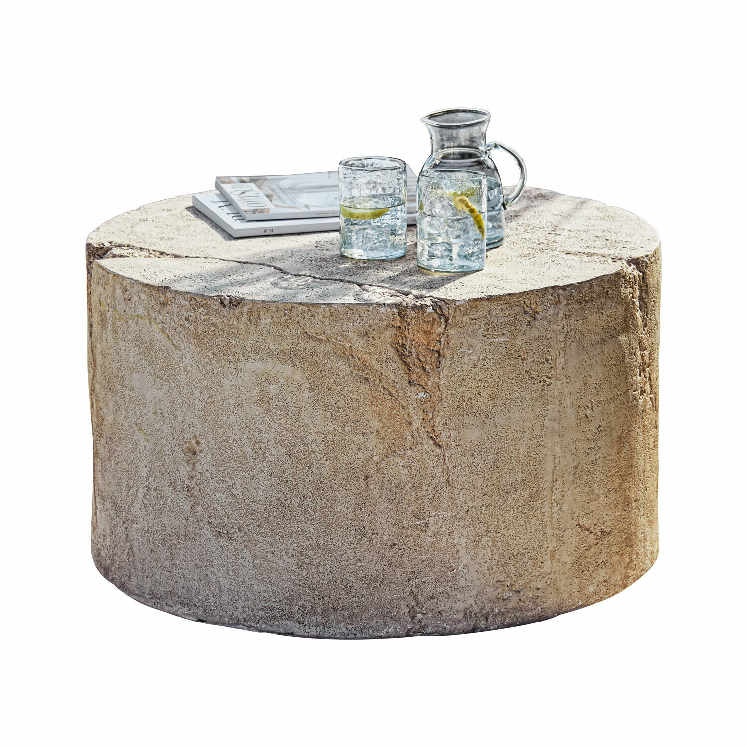 Couchtisch Paxton Runder Beistelltisch aus beigem Beton mit zwei Gläsern und einer Karaffe mit Zitronenwasser.