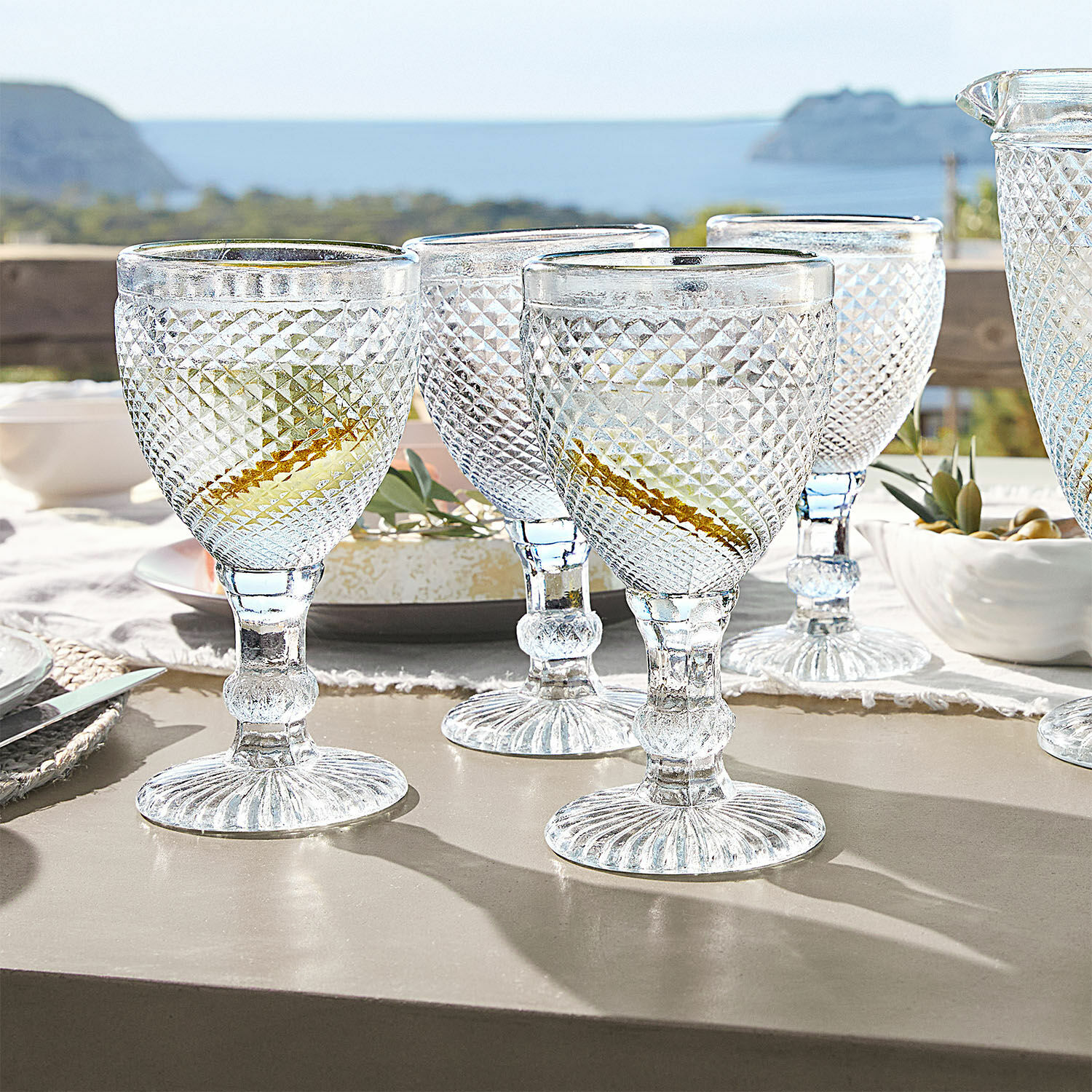 Glas 4er Set Santerre Set aus vier transparenten Reliefgläsern, ideal für Sommergetränke auf der Terrasse.