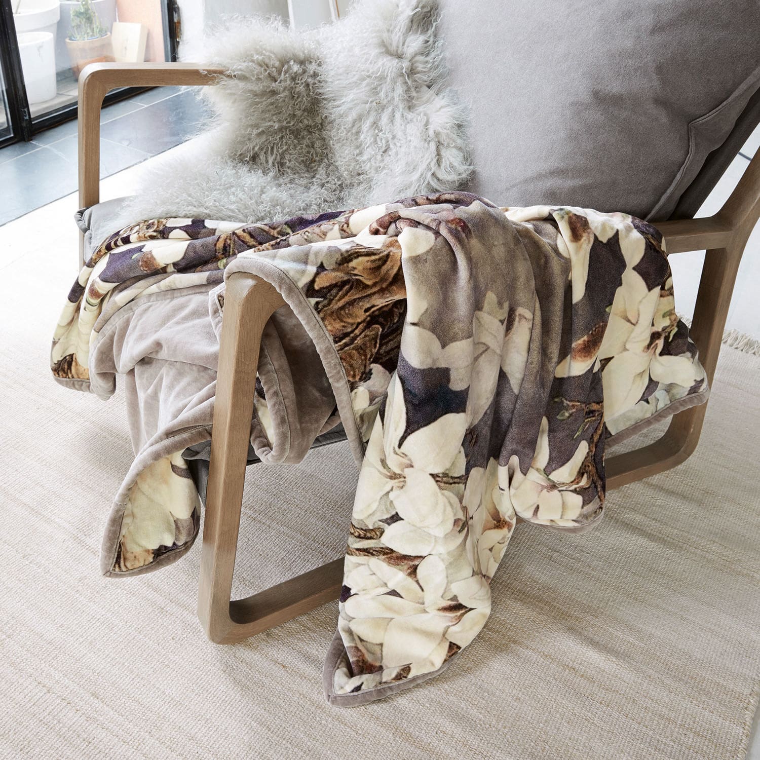 Plaid Belle Weiche Mikrofaserdecke mit floralem Muster in Creme- und Brauntönen auf Holzstuhl