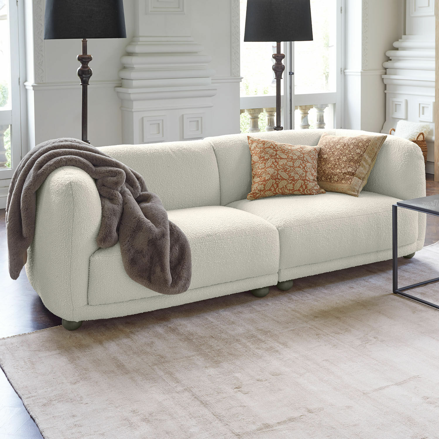 Sofa Scintillique Modernes cremefarbenes Sofa mit weichem Stoff und dekorativen Kissen im hellen Wohnzimmer