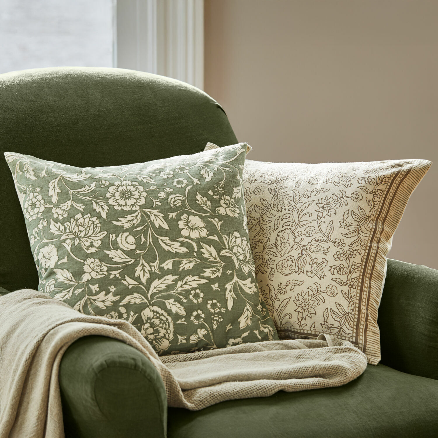 Kissenhülle 2er Set Ovixal Grüne und beige Kissen mit floralem Muster auf grünem Sessel mit beiger Decke, Wohnraumdekoration