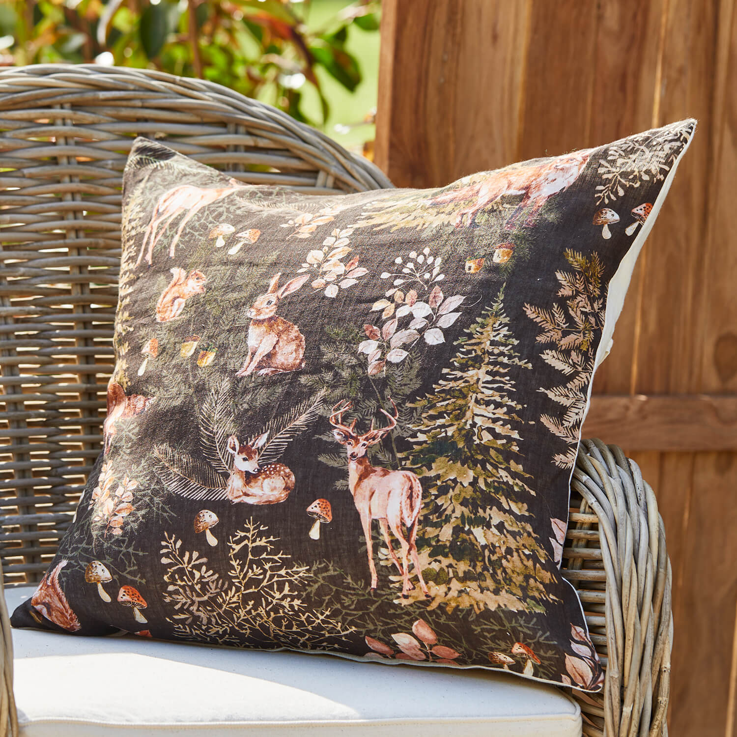 Dekoratives Baumwollkissen mit Waldtier-Motiv auf dunklem Hintergrund, Wohnaccessoire