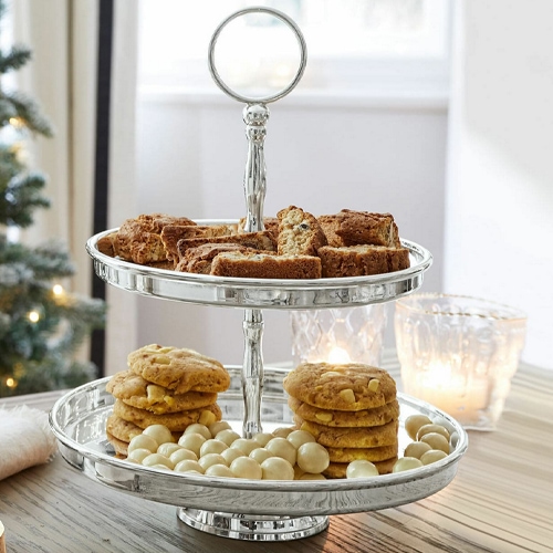 Zweistockige silberne Etagere für Kekse und Süssigkeiten auf Holztisch mit Weihnachtsdekoration