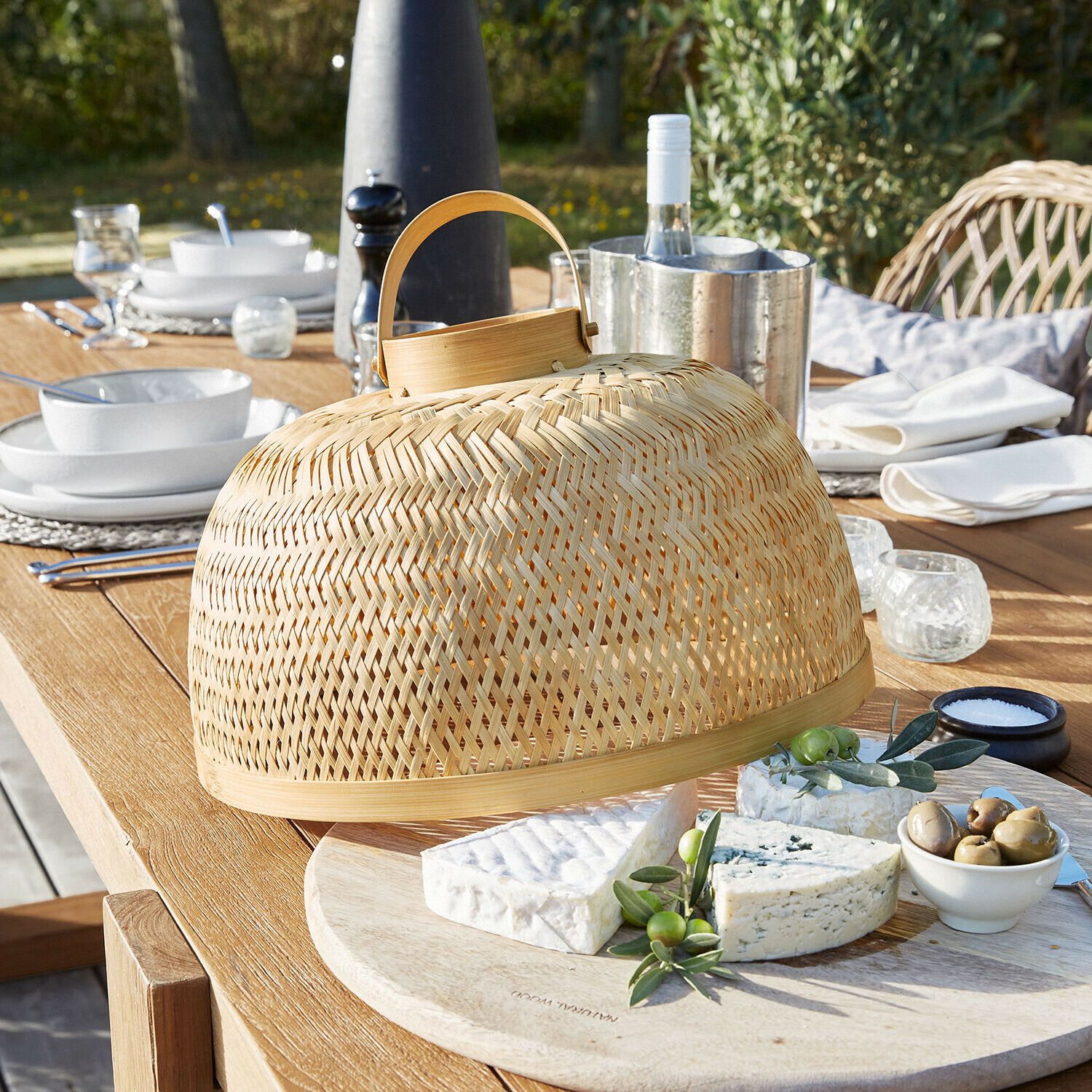 Natürliche Bambus-Käseglocke mit Griff auf Holzbrett für Outdoor-Servieren von Käse