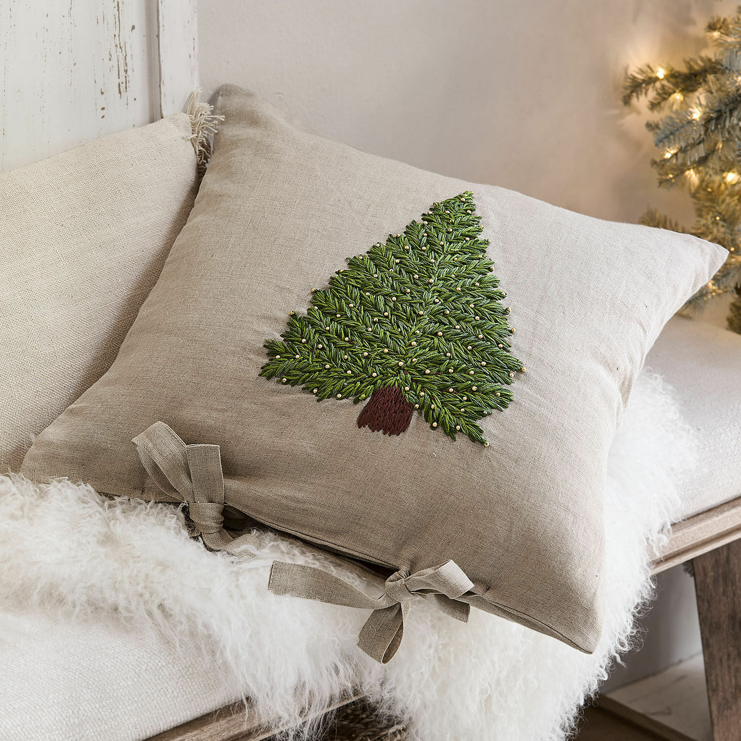 Kissenhülle Amuré Beige Leinenkissen mit grünem, besticktem Tannenbaum und Schleifen, festliche Weihnachtsdekoration