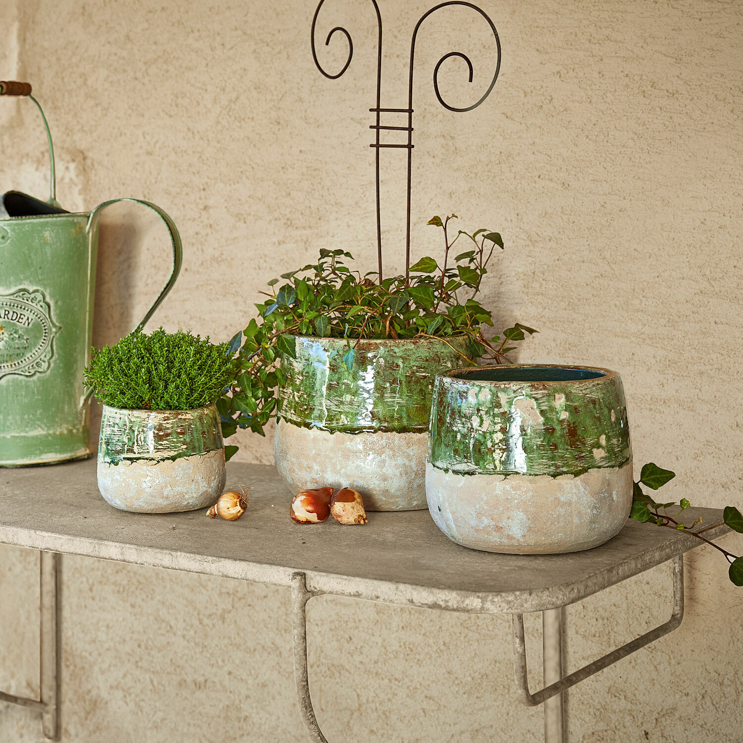 Übertopf 3er Set Reefton Set aus drei grünen und beigen Keramikblumentöpfen auf Metallregal zur Gartendekoration