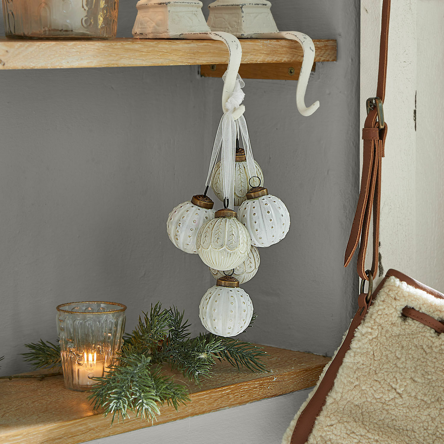 Weihnachtsschmuck 6er Set Tara Set weiße Keramik-Weihnachtskugeln mit Bändern, hängend an Haken, winterliche Dekoration