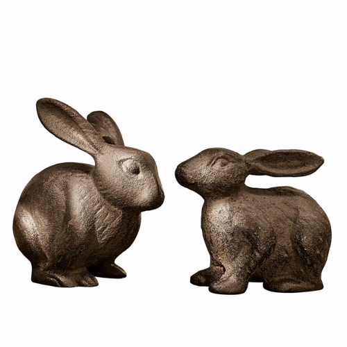 Zwei dekorative Hasenfiguren aus braunem Metall für Wohn- und Gartendekoration
