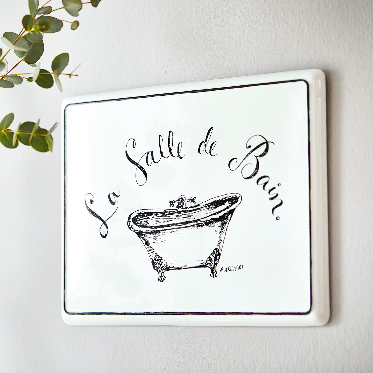 Deko-Schild La salle de bain Weisse Keramik-Wandtafel mit schwarzer Aufschrift La Salle de Bain und Badewannenzeichnung