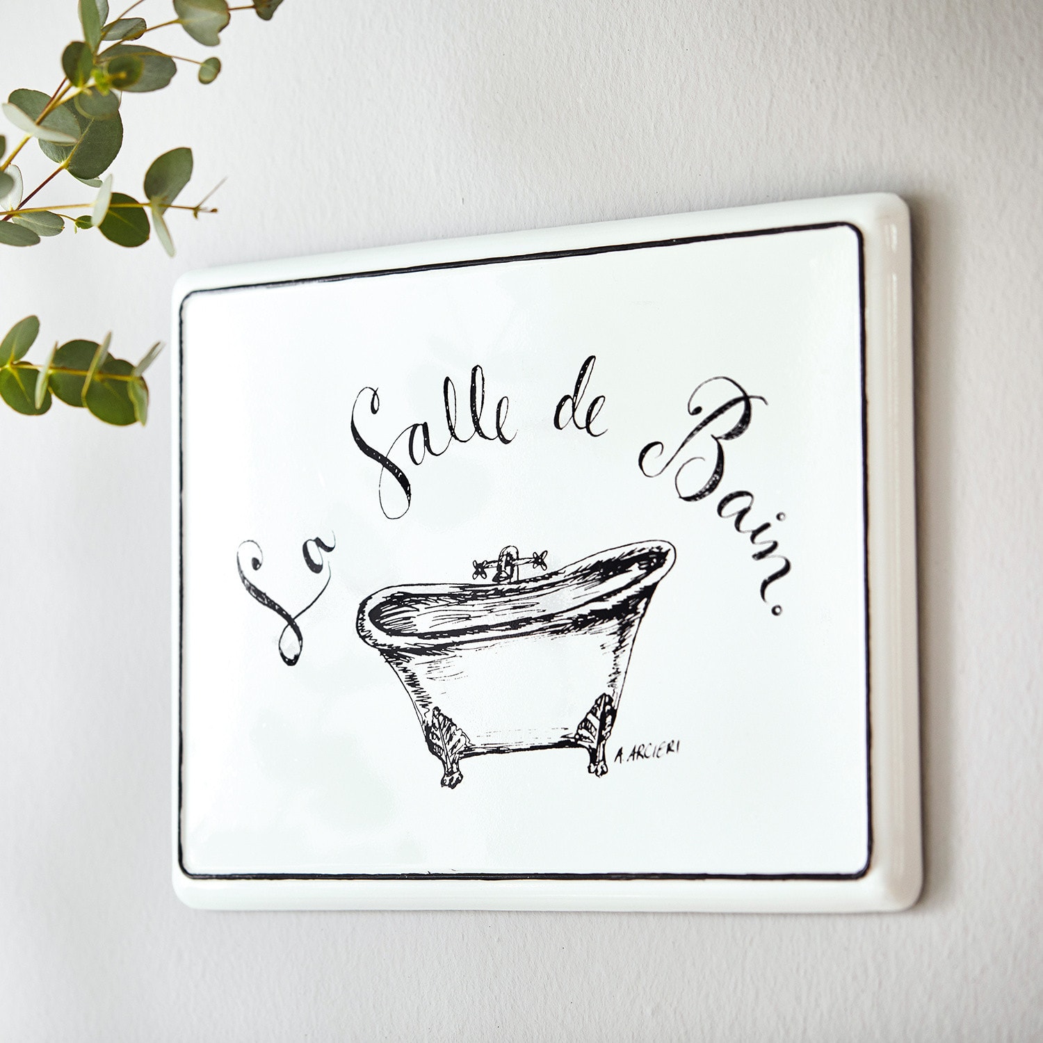 Deko-Schild La salle de bain Weisse Keramik-Wandtafel mit schwarzer Aufschrift La Salle de Bain und Badewannenzeichnung