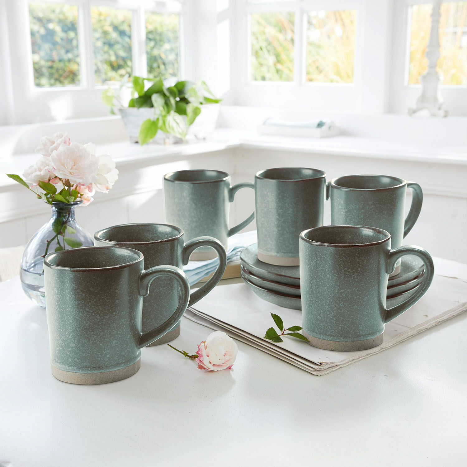 Tasse 6er Set Biarré Set aus sechs grünen Keramiktassen mit Untertassen auf hellem Tisch in hellem Raum