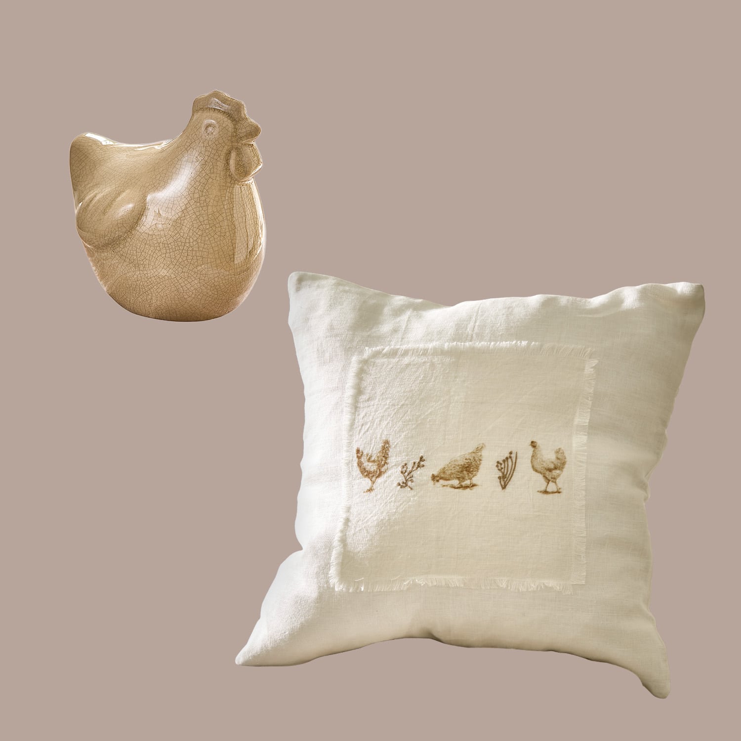 Beige Keramik-Hühnerfigur und Leinenkissen mit natürlichem Hühner-Stickmuster