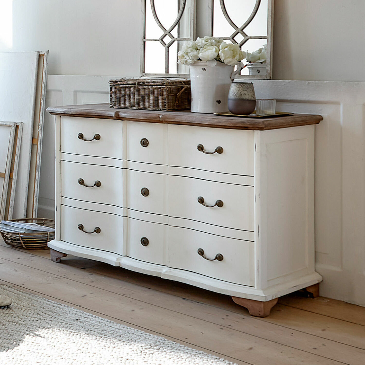 Kommode Aiguillon Weisse Holzkommode mit brauner Platte und Metallgriffen im Vintage-Stil für das Wohnzimmer