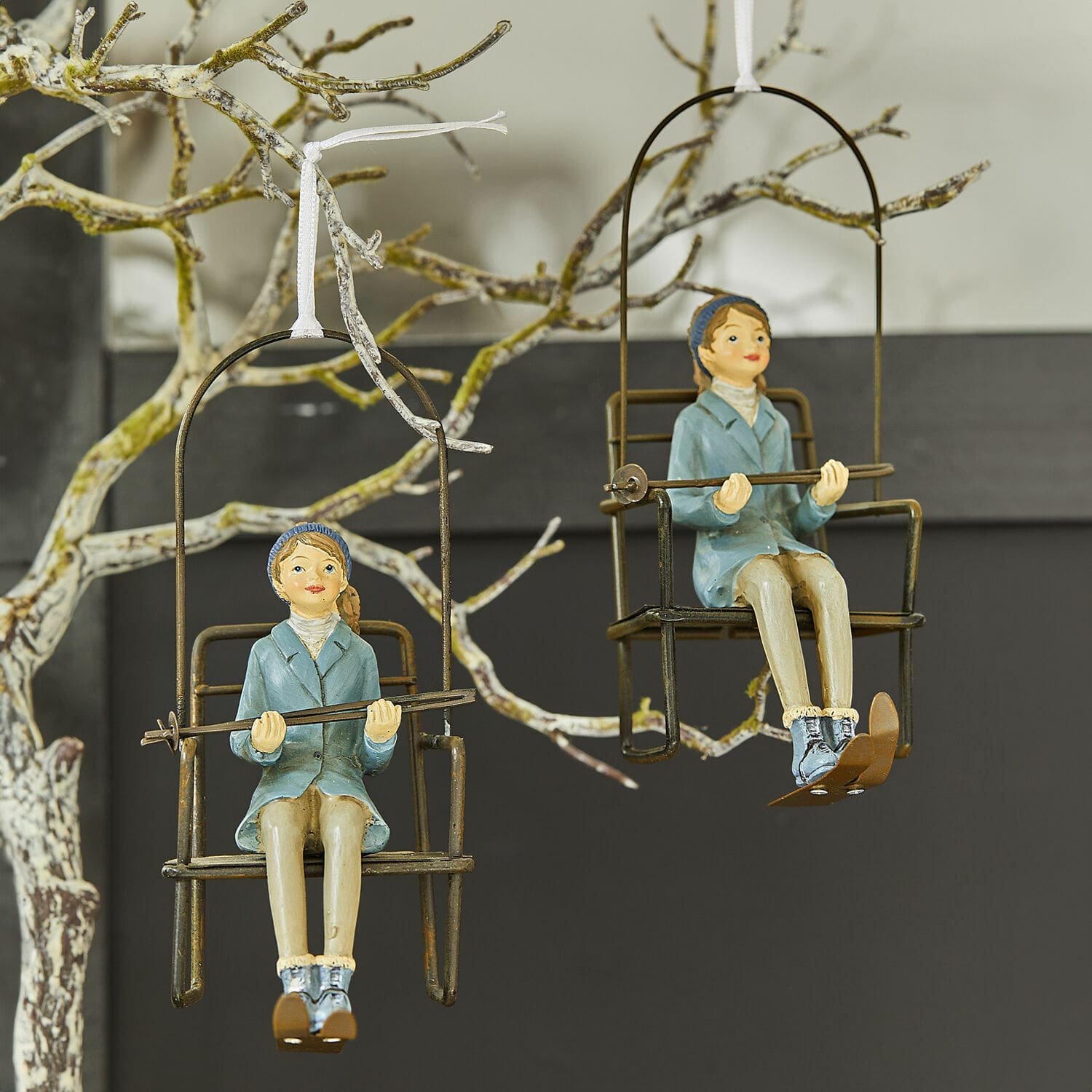 Anhänger 2er Set Herveline Dekorative Hängefiguren von Skifahrern auf Metallstühlen mit blauen Jacken
