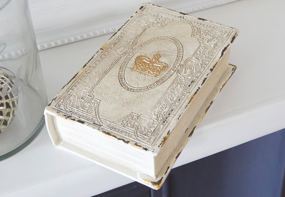 Dekoratives Buch im Shabby-Chic-Stil mit weisser, antik wirkender Oberfläche und goldener Krone