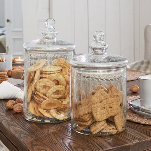 Set aus 2 transparenten Glasbehältern für Kekse auf einem Holztisch in der Küche