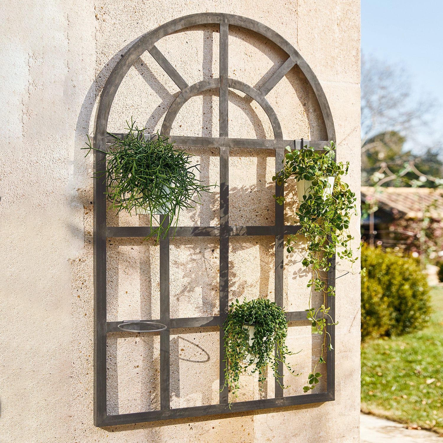Pflanzregal Villandor Schwarzes Metall-Rankgitter mit Pflanzregalen zur Wandmontage für Gartenpflanzen