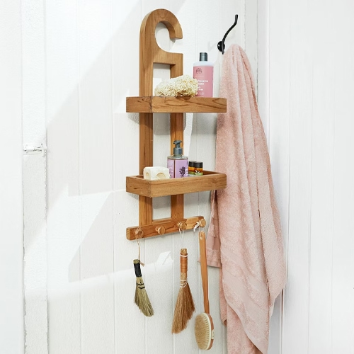 Wandregal aus Holz mit Haken und Badutensilien, natürliche Holzfarbe, praktischer Stauraum
