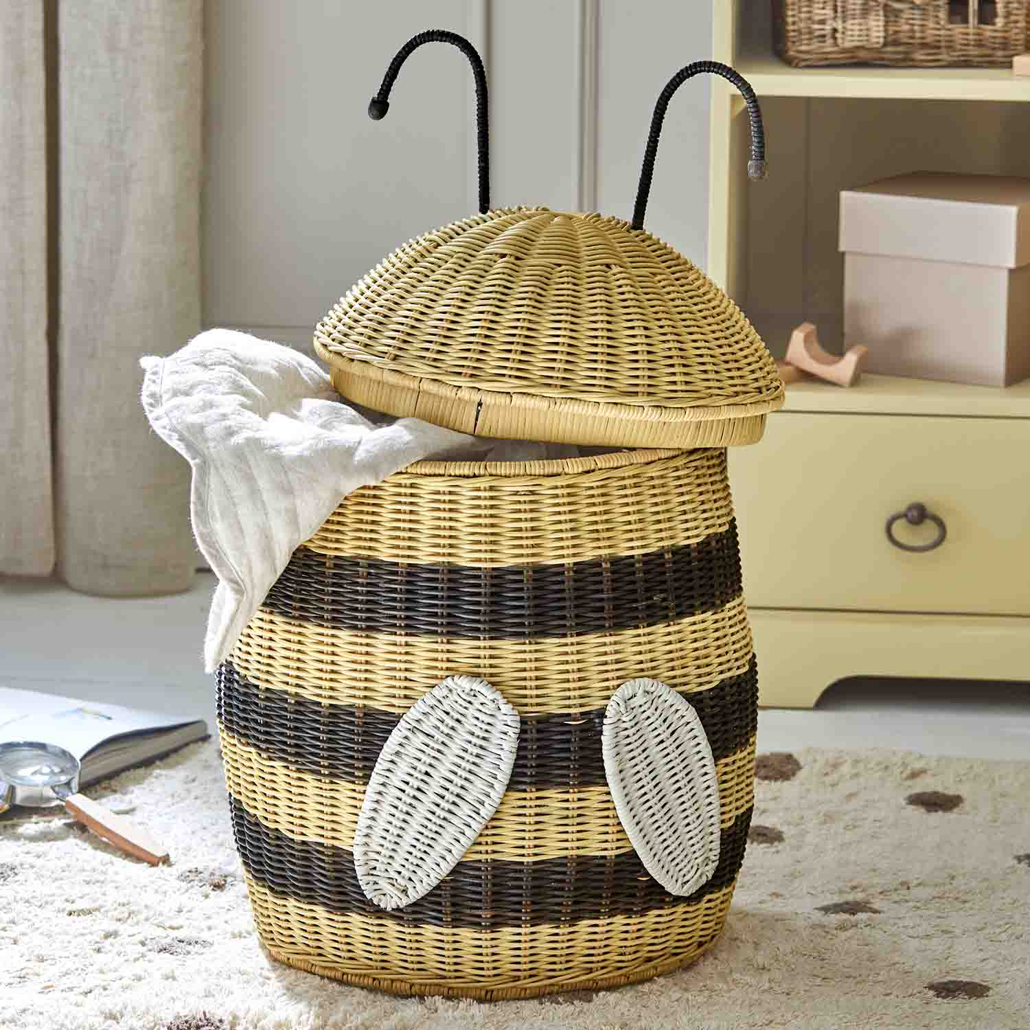 Wäschekorb aus Rattan in Bienenform mit natürlichen und schwarzen Streifen zur Kleideraufbewahrung