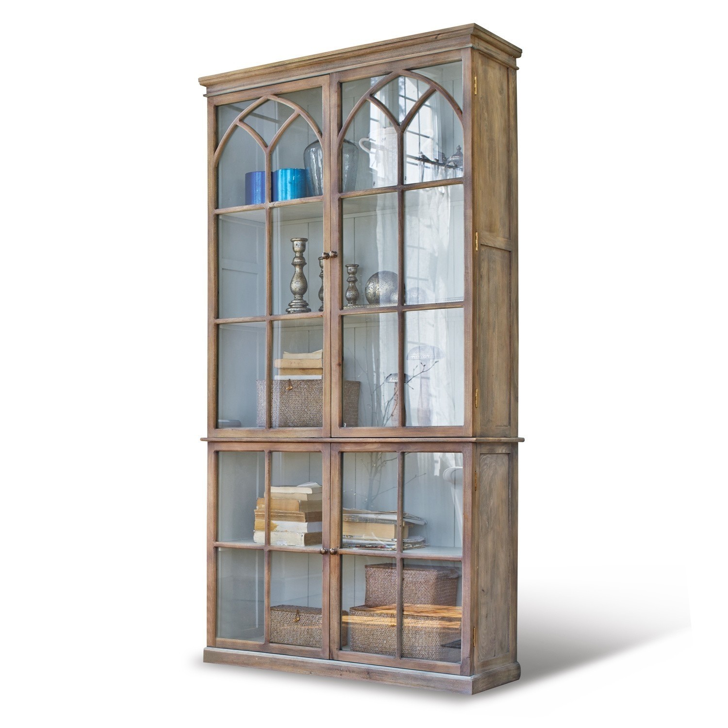 Hoher Holzvitrinenschrank mit Glastüren und Regalen für Bücher und Dekorationen