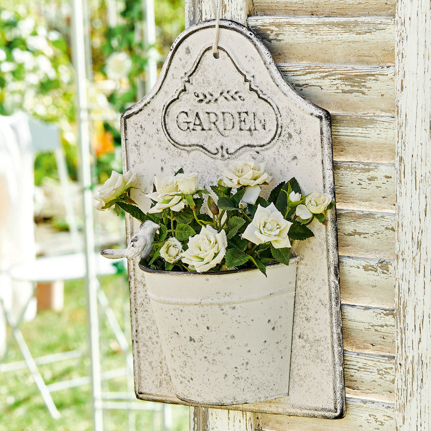 Wand-Pflanztopf Helsa Vintage Metall-Gartendekoration mit weissen Rosen und Schriftzug Garden in Cremeweiss