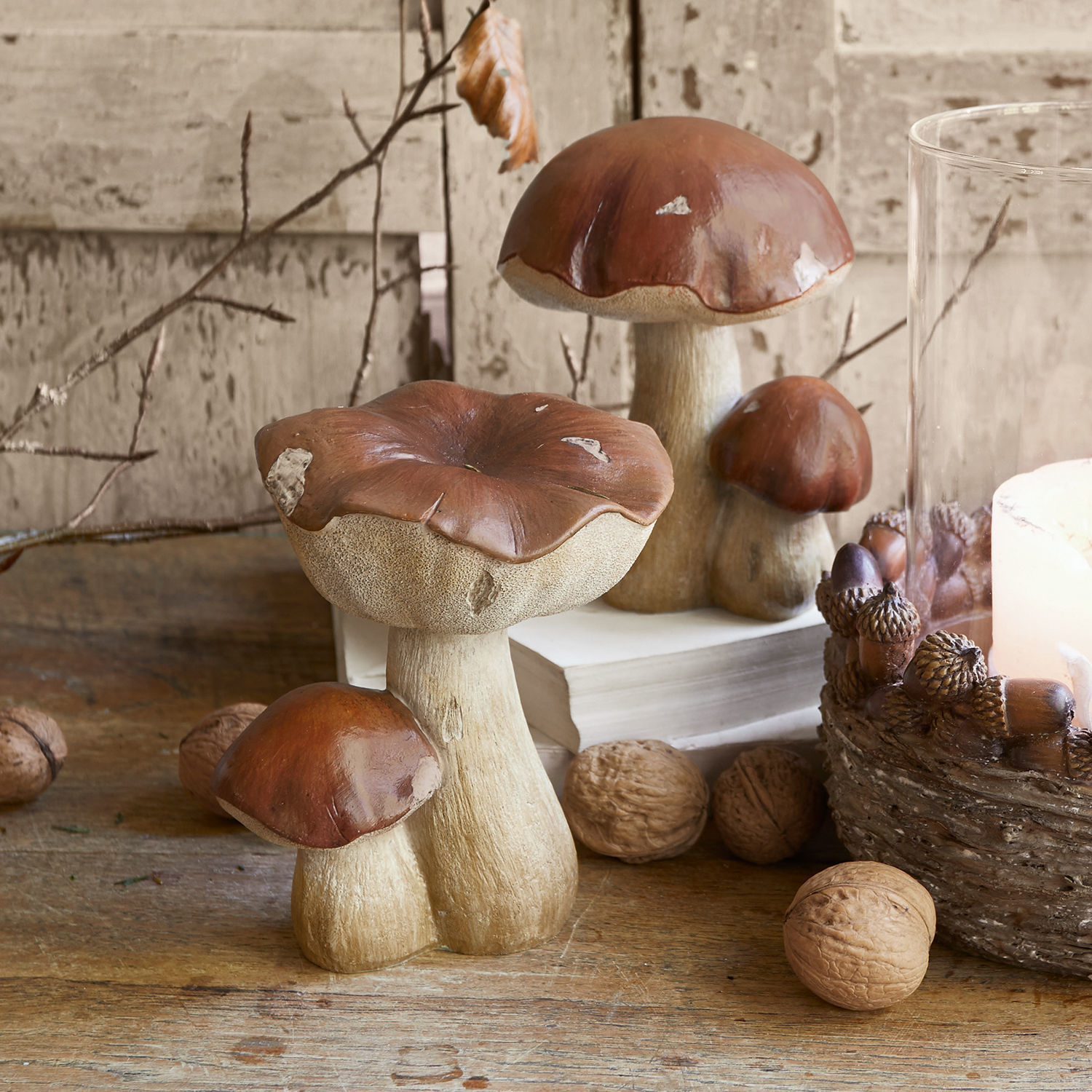 Deko-Pilz 2er Set Beenie Dekorative Pilze aus Kunststoff in Braun-Beige auf Holztisch mit Baumnüssen