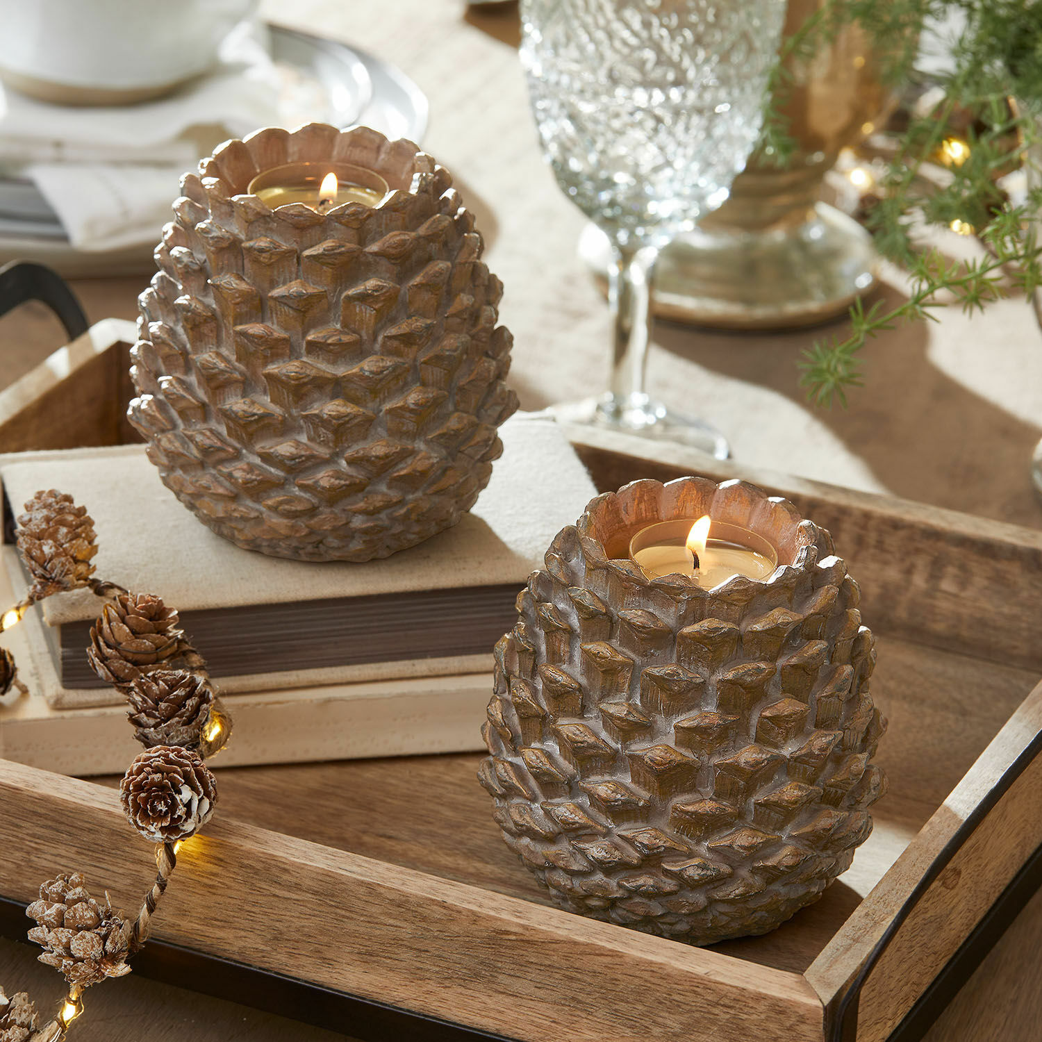 Windlicht 2er Set Butz Zwei braune Kerzenhalter aus Harz in Zapfenform auf einem Holztablett, Tischdekoration