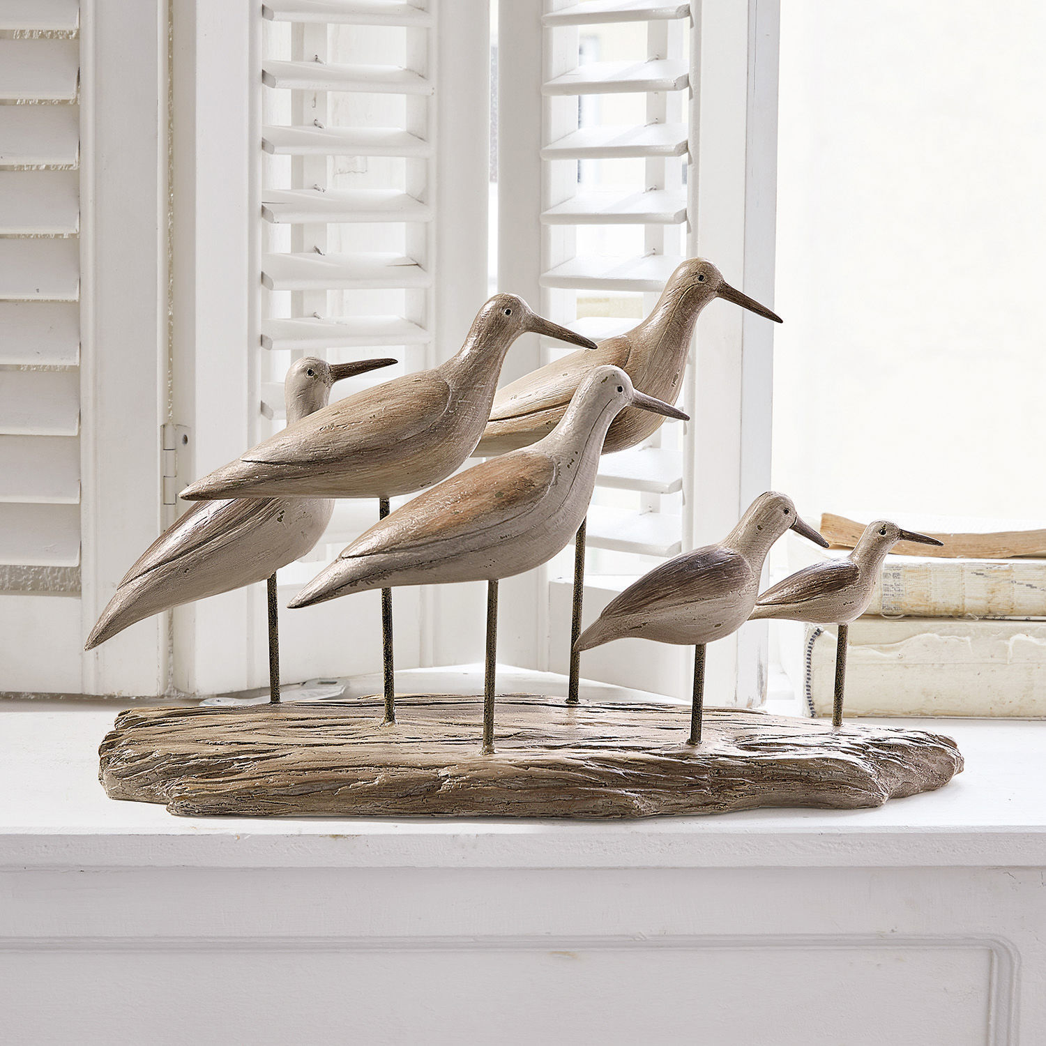 Vögel Kontreo Holzdekoration mit Vögeln auf Holzsockel in natürlichen Beige- und Brauntönen als Wohnaccessoire