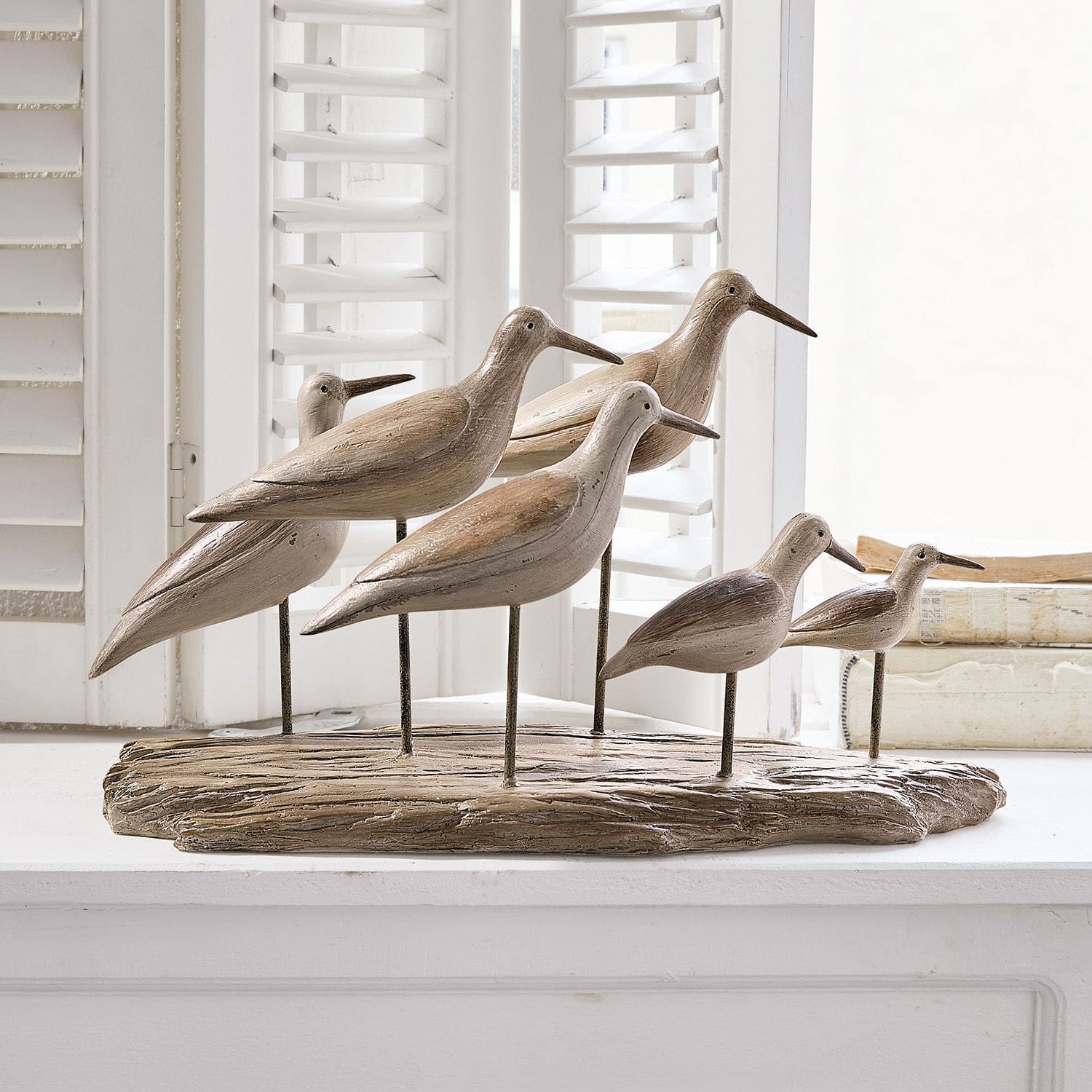 Vögel Kontreo Holzdekoration mit Vögeln auf Holzsockel in natürlichen Beige- und Brauntönen als Wohnaccessoire