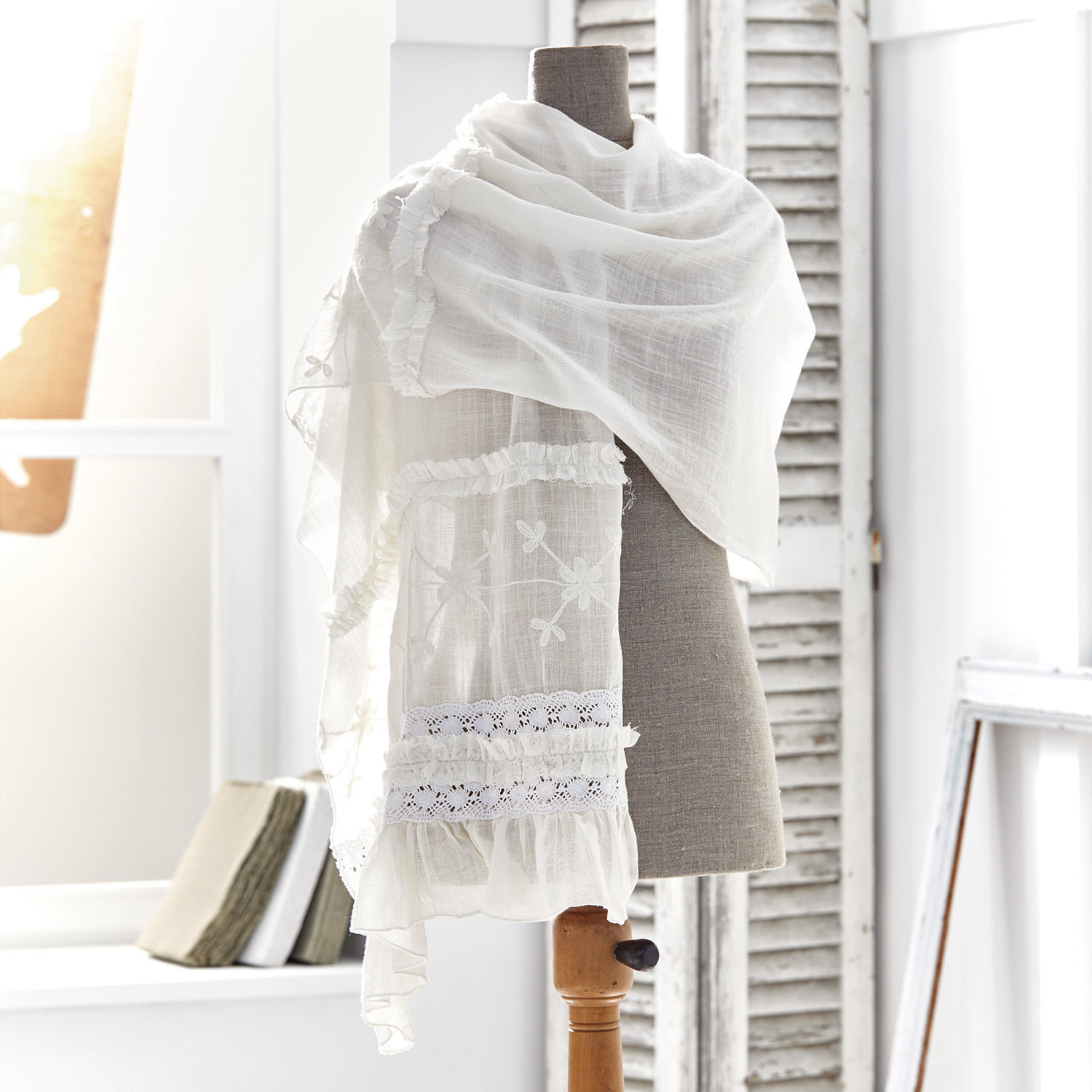 Schal Nino Weisser leichter Baumwollschal mit Stickerei und Spitze, elegantes Frühlingsaccessoire