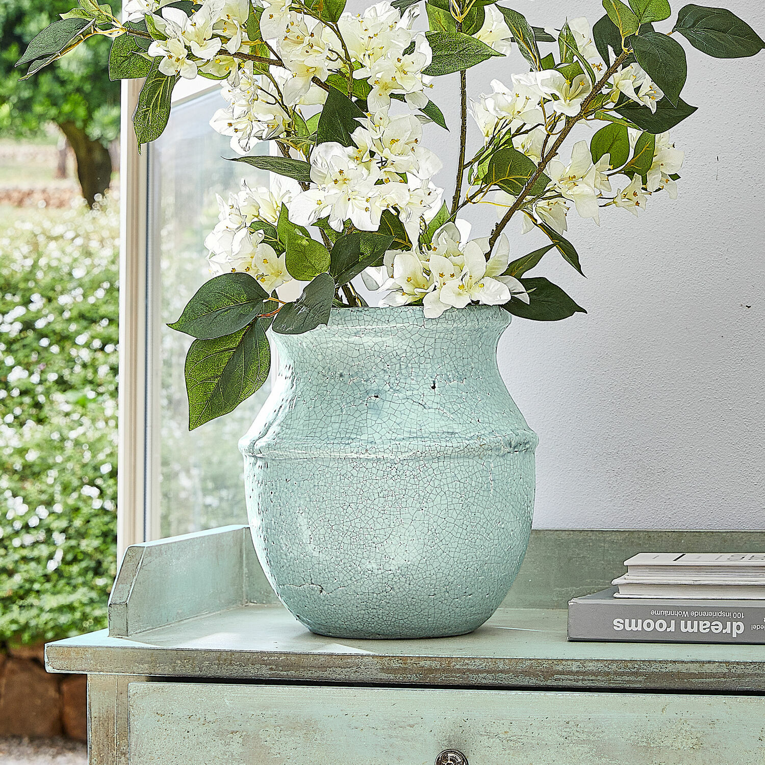 Vase Rosamonde Mintgrüne Keramikvase mit Rissen und weissen Blumen auf grünem Dekotisch