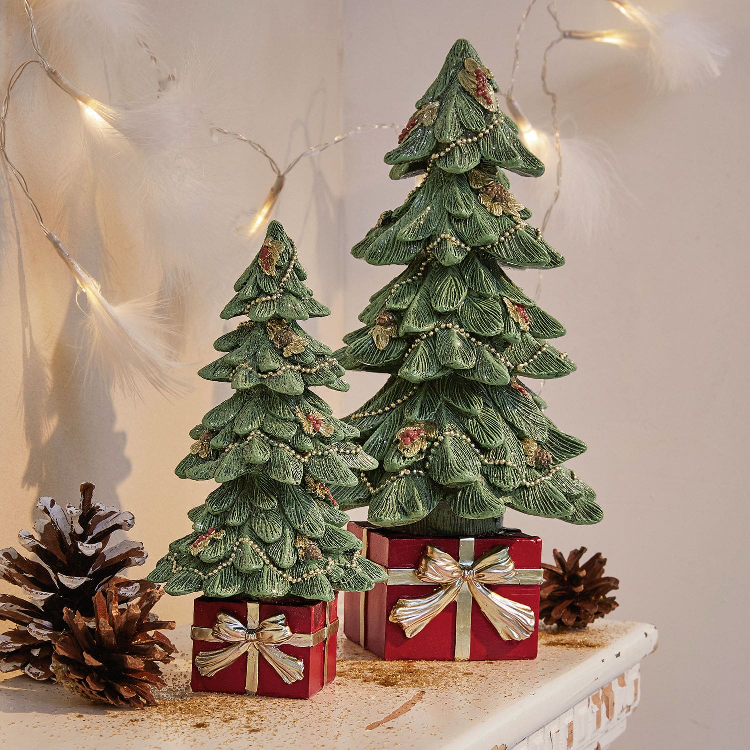 Deko-Baum 2er Set Verne Zwei grüne Deko-Tannenbäume aus Material auf roten Geschenkboxen mit goldenen Schleifen, Weihnachtsdekoration