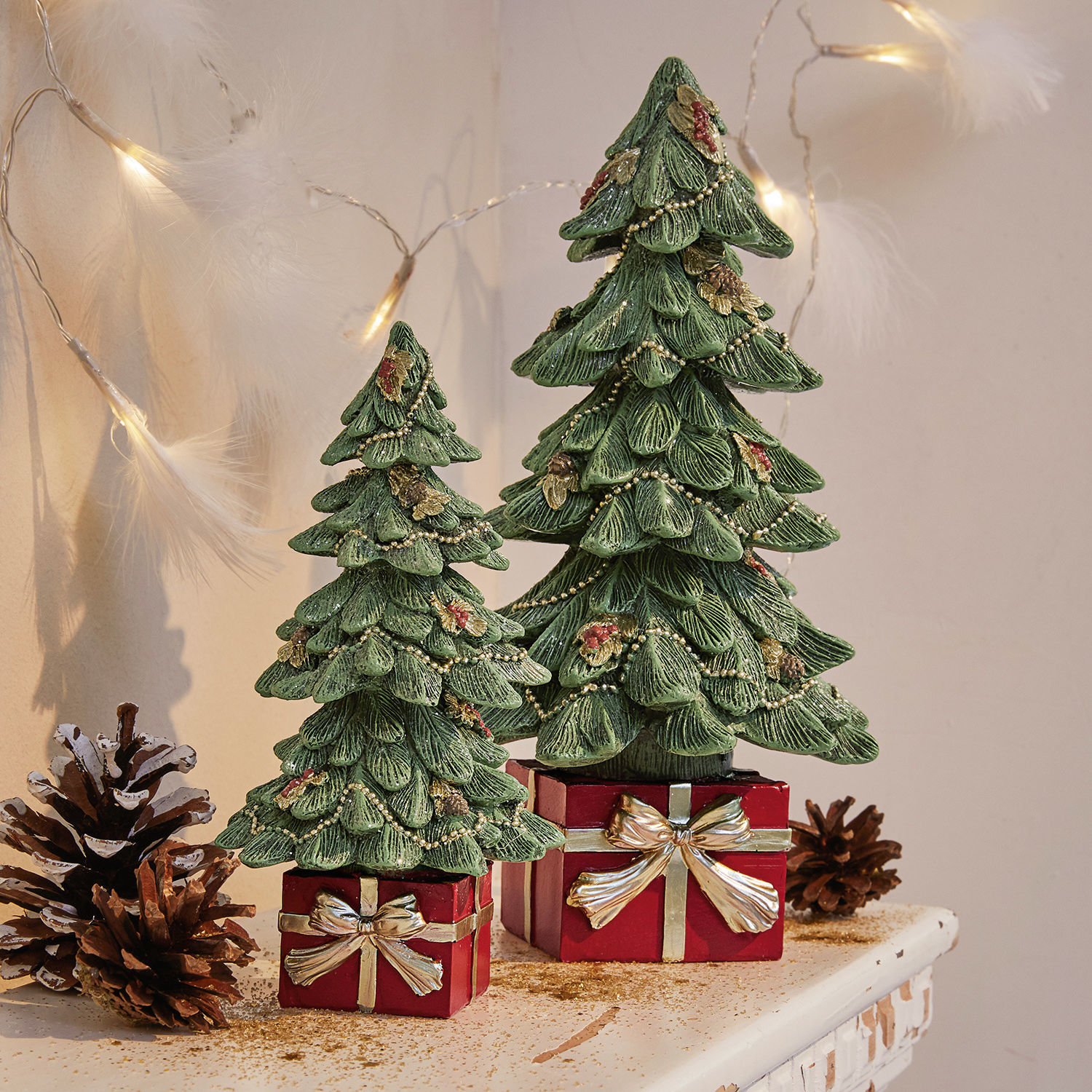 Deko-Baum 2er Set Verne Zwei grüne Deko-Tannenbäume aus Material auf roten Geschenkboxen mit goldenen Schleifen, Weihnachtsdekoration