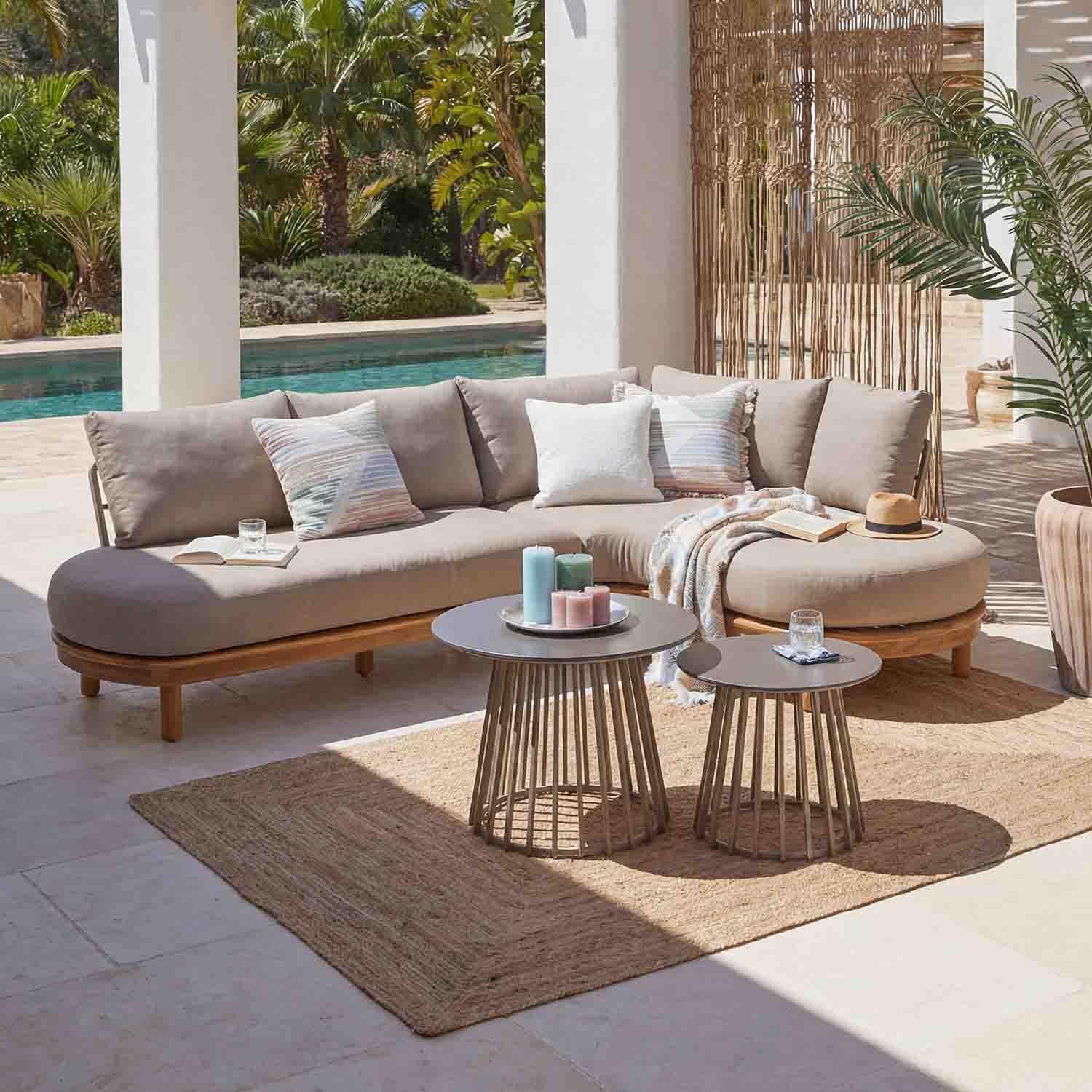 Beige Ecksofa mit Holzgestell und Kissen im Aussenbereich am Pool mit zwei Beistelltischen