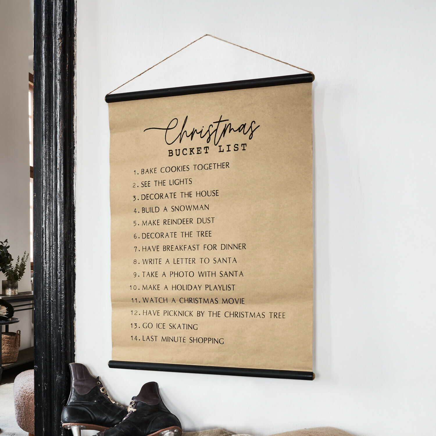 Bild Christmas Bucket List Dekorativer Wandbehang mit Weihnachts-Bucket-List auf braunem Papier und schwarzem Halter.