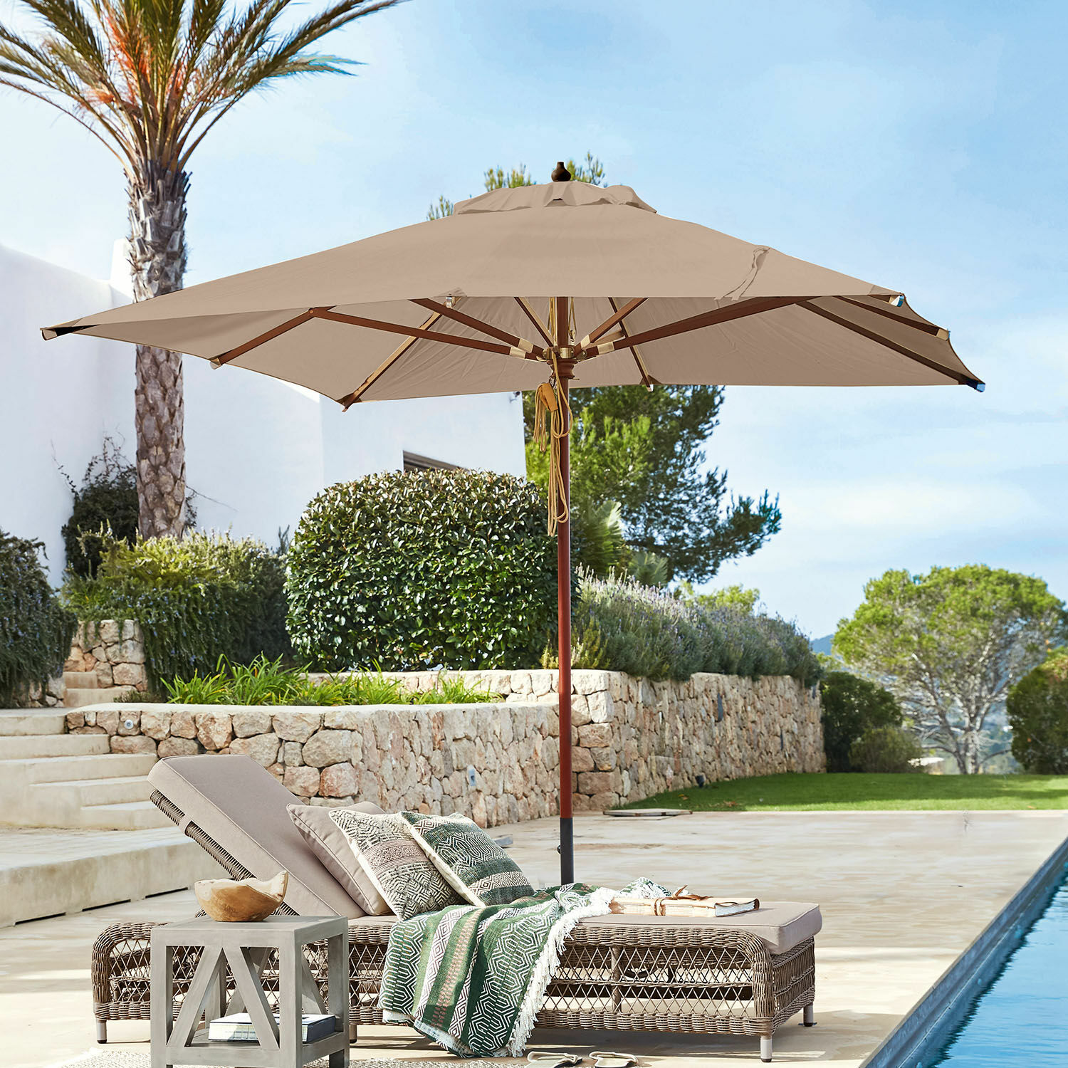 Sonnenschirm Barnet Beiger Gartenschirm mit Holzgestell über Rattanliege beim Pool im Aussenbereich