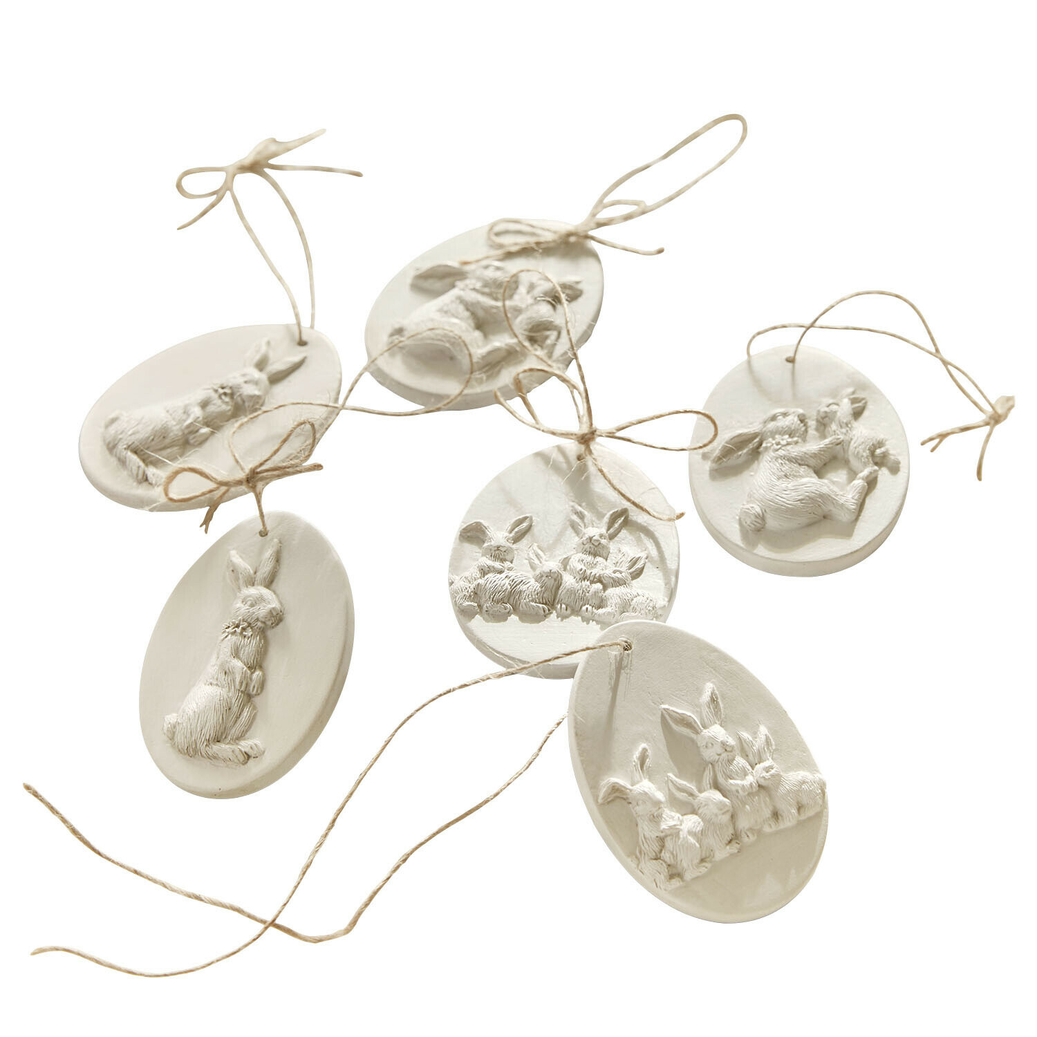 Set weiße Tonanhänger mit Hasenmotiven, Osterdekoration mit Naturkordel zum Aufhängen