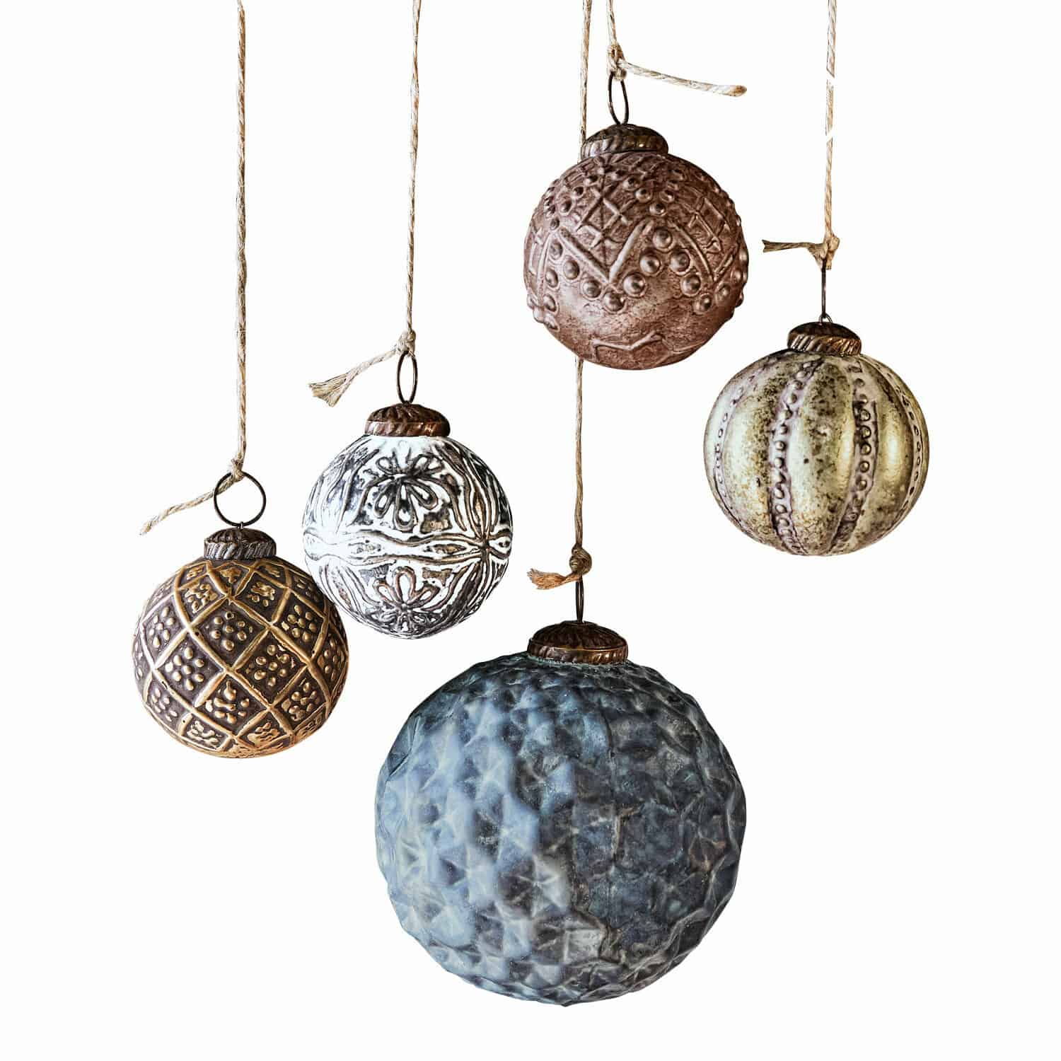 Weihnachtsschmuck 5er Set Jilian Set aus fünf dekorativen Weihnachtskugeln mit Mustern in Braun, Weiss und Blau zum Aufhängen