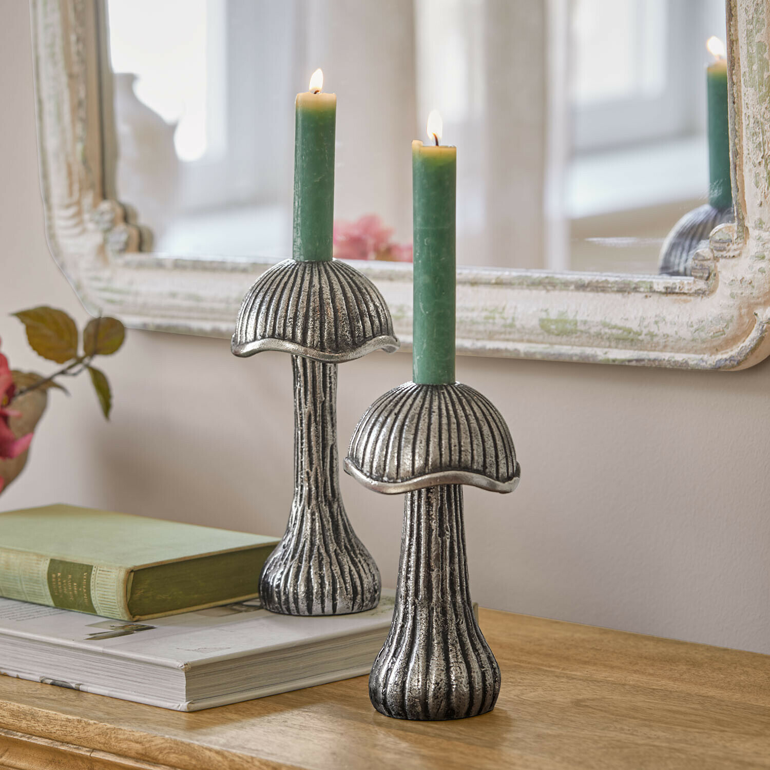 Kerzenständer 2er Set Mavinas Metall-Kerzenhalter in Pilzform mit grünen Kerzen auf Holztisch neben Büchern