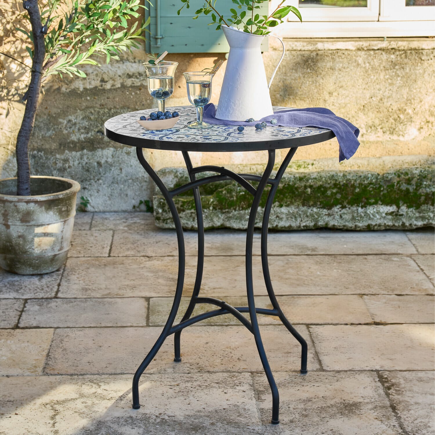 Tisch Giulessa Runder Gartentisch mit schwarzem Metallgestell und blau-weißem Mosaik-Tischplatte im Freien