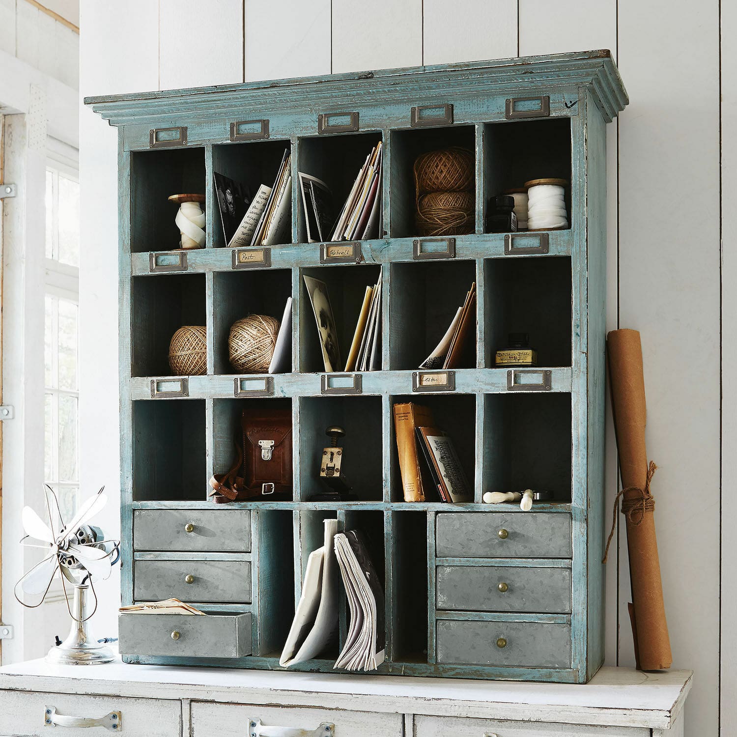 Regal Andover Blauer Holzschrank mit vielen Fächern und Schubladen zur Aufbewahrung von Dokumenten und Zubehör.