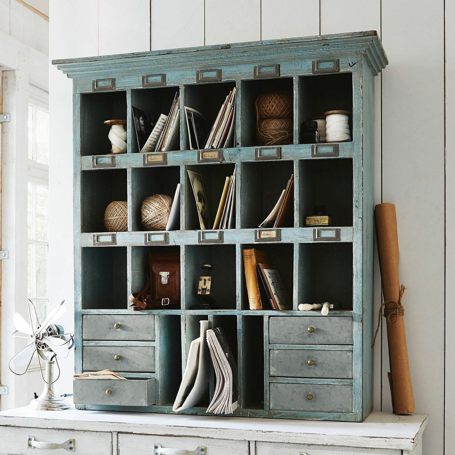 Regal Andover Blauer Holzschrank mit vielen Fächern und Schubladen zur Aufbewahrung von Dokumenten und Zubehör.