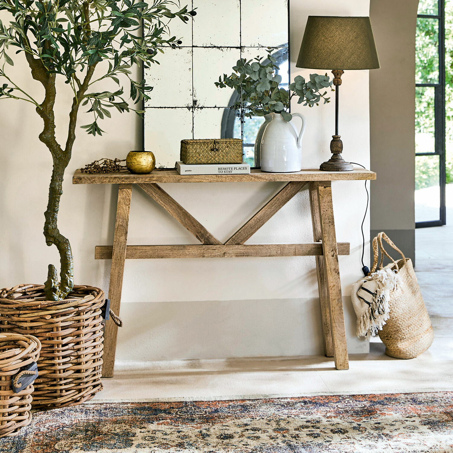 Konsole Nael Konsolentisch aus Naturholz mit Lampe und Boho-Dekorationen in hellem, gemütlichem Wohnzimmer