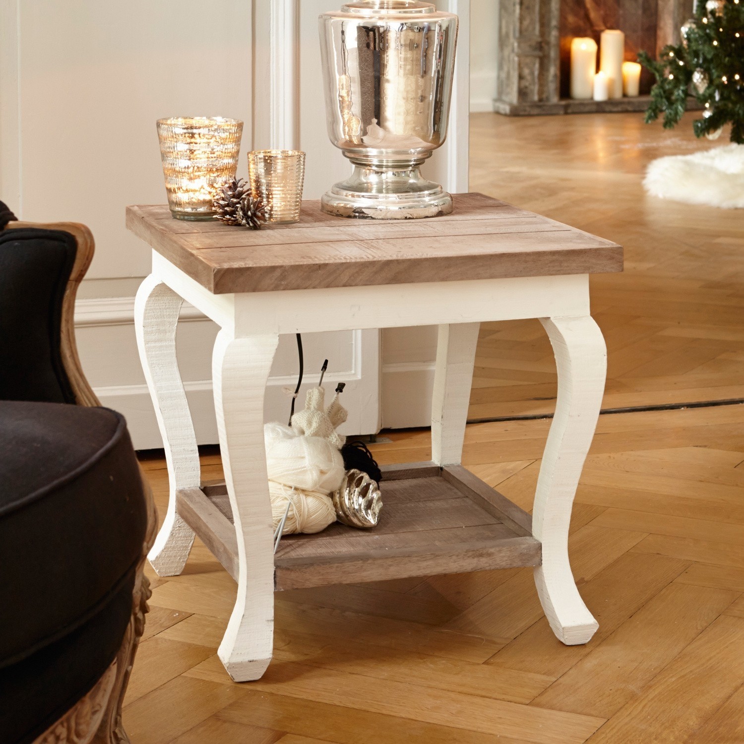 Couchtisch Riverside Quadratischer Holz-Beistelltisch in Weiss und Natur mit Weihnachtsdekoration und Kerzen
