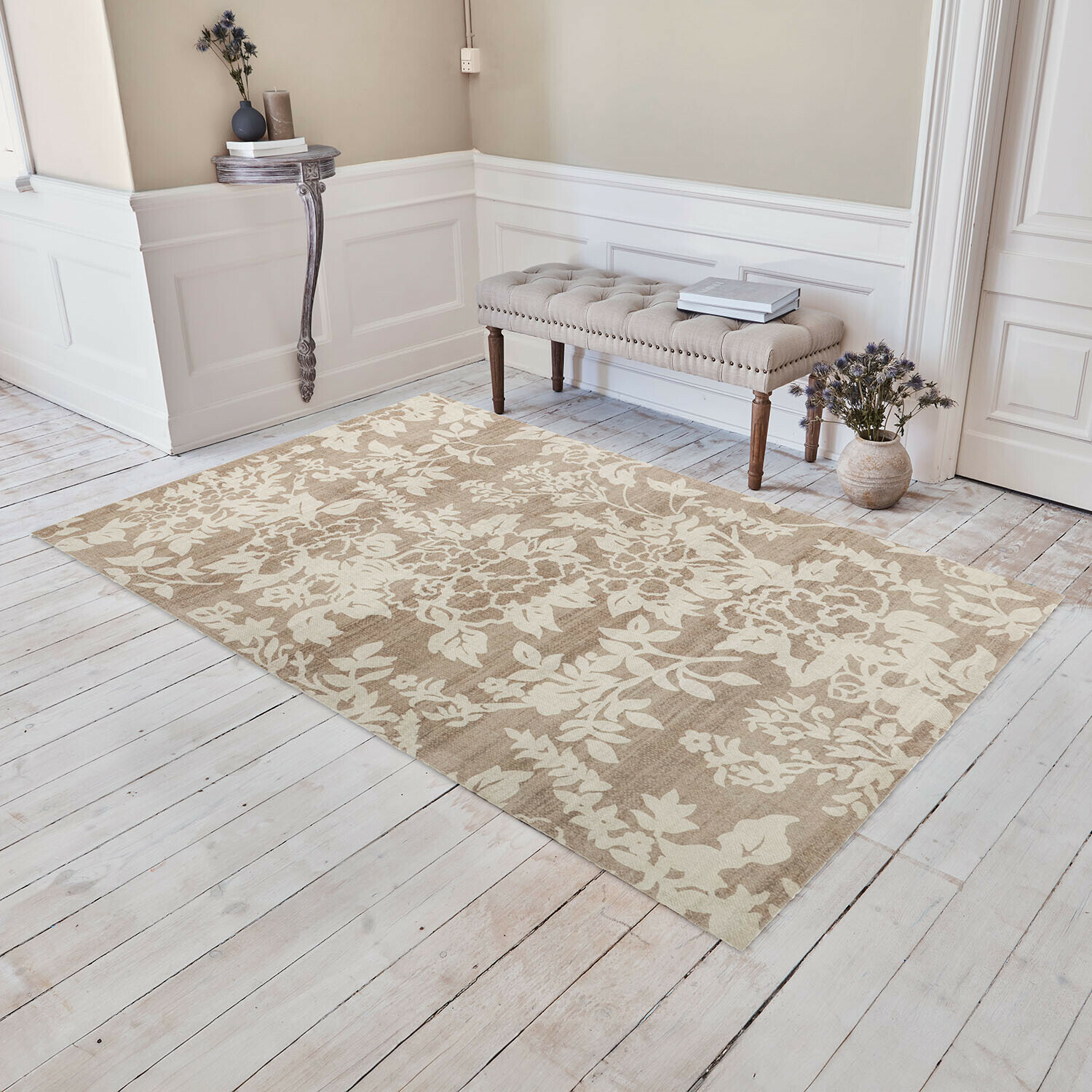Teppich Casamira Beiger Teppich mit Blumenmuster auf hellem Holzboden in elegantem Raum mit gepolsterter Bank